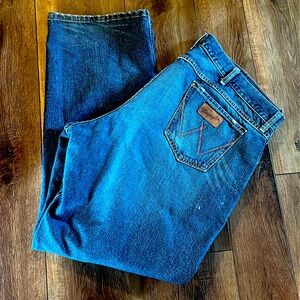 Mens Wranglers 42x32 great cowboy jeans!